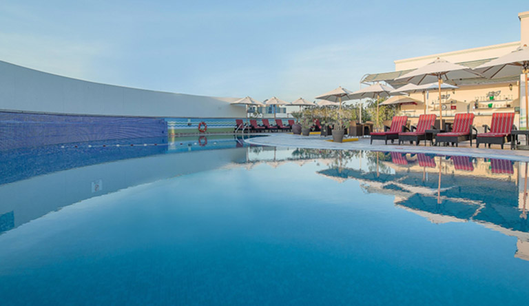 holiday-inn-swimming-pool